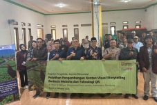 Pelatihan digital Telkom University bantu masyarakat Tenjolaya kuasai website dan teknologi QR untuk promosi desa wisata.