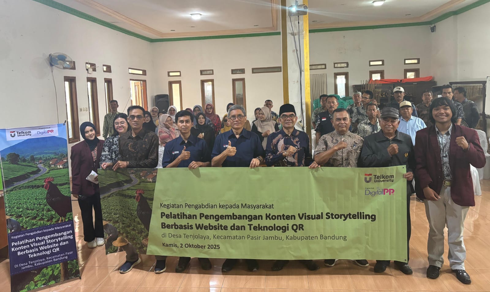 Pelatihan digital Telkom University bantu masyarakat Tenjolaya kuasai website dan teknologi QR untuk promosi desa wisata.
