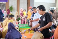 Warga antusias sambut Operasi Pasar Murah di Kecamatan Kresek, dapat paket sembako Rp35 ribu saat HUT ke-393 Kabupaten Tangerang.