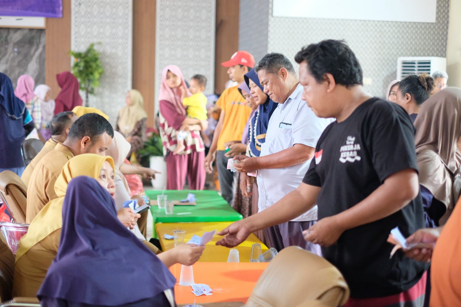 Warga antusias sambut Operasi Pasar Murah di Kecamatan Kresek, dapat paket sembako Rp35 ribu saat HUT ke-393 Kabupaten Tangerang.