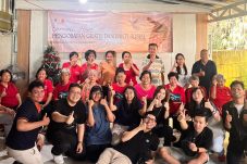 Bakti sosial Natal DPRD Banten Abraham Garuda Laksono bersama komunitas gereja gelar pengobatan gratis dan santunan lansia di Tangerang.