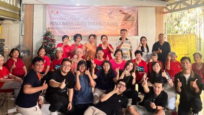 Bakti sosial Natal DPRD Banten Abraham Garuda Laksono bersama komunitas gereja gelar pengobatan gratis dan santunan lansia di Tangerang.