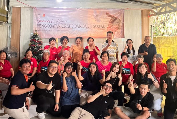 Bakti sosial Natal DPRD Banten Abraham Garuda Laksono bersama komunitas gereja gelar pengobatan gratis dan santunan lansia di Tangerang.