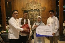                  Penyerahan santunan
diwakili oleh Pejabat Eksekutif Aestika Oryza Gunarto dan Komisaris Independen Hari Siaga Amijarso.    