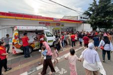 Warteg Gratis Alfamart 2026 bagikan 60.000 paket buka puasa di 34 kota, sekaligus berdayakan 102 UMKM warteg selama Ramadan.