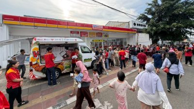 Warteg Gratis Alfamart 2026 bagikan 60.000 paket buka puasa di 34 kota, sekaligus berdayakan 102 UMKM warteg selama Ramadan.