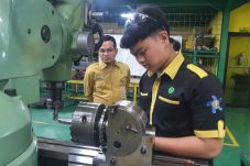 UKK SMKN 5 Tangerang disaksikan Maksis Sakhabi, siswa uji kompetensi di PT Formosa untuk buktikan skill dan kesiapan kerja di industri.