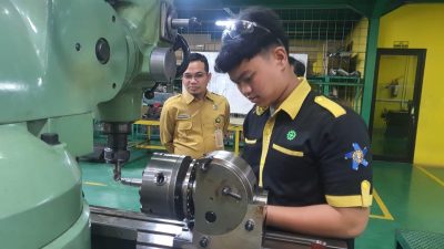 UKK SMKN 5 Tangerang disaksikan Maksis Sakhabi, siswa uji kompetensi di PT Formosa untuk buktikan skill dan kesiapan kerja di industri.