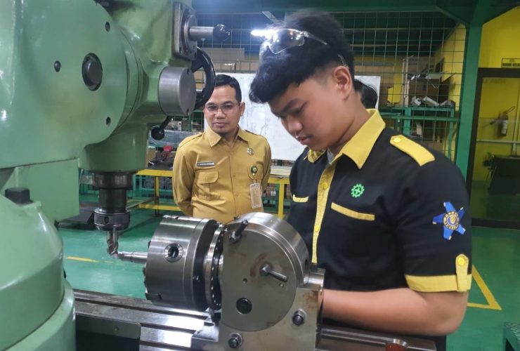 UKK SMKN 5 Tangerang disaksikan Maksis Sakhabi, siswa uji kompetensi di PT Formosa untuk buktikan skill dan kesiapan kerja di industri.