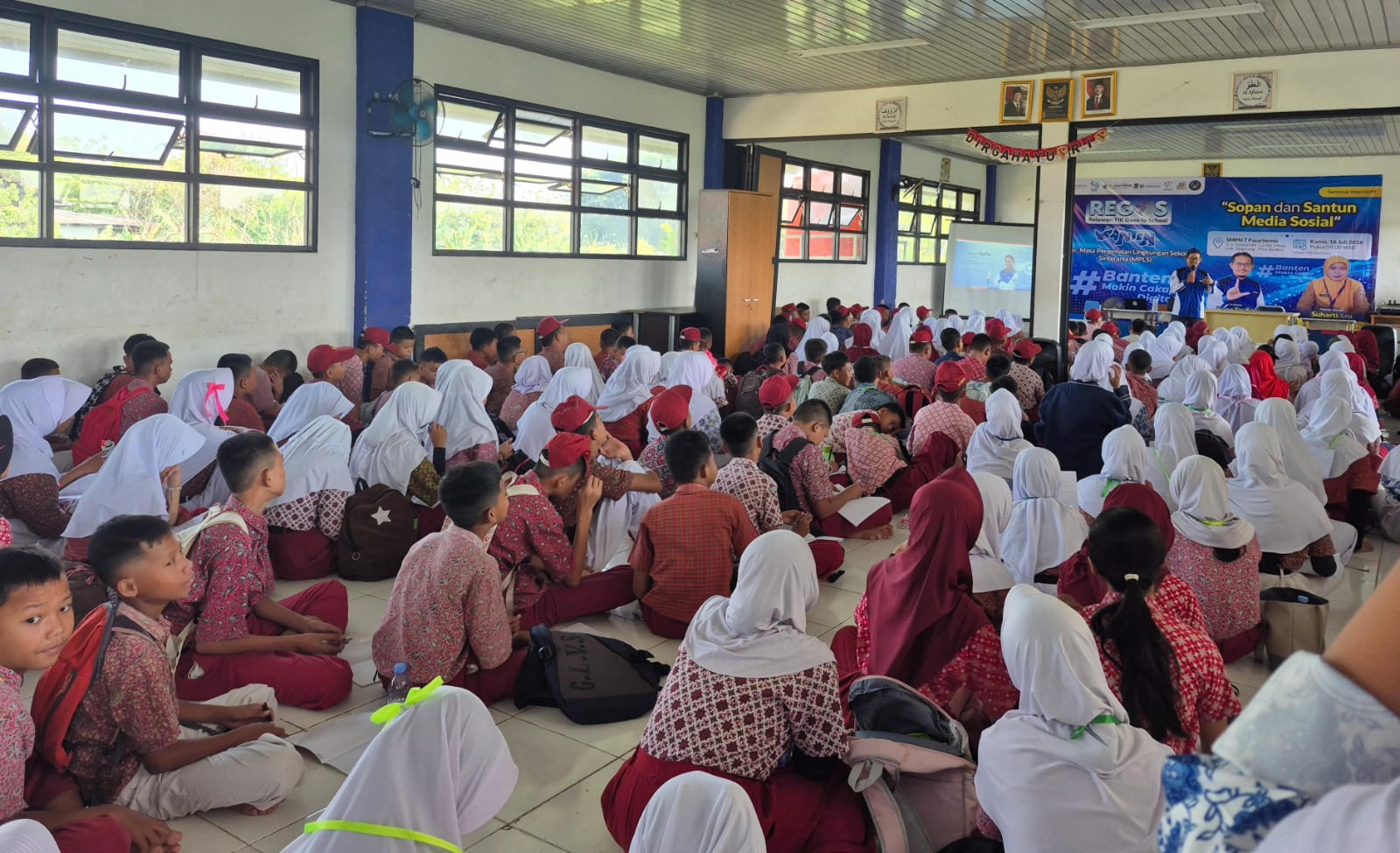 Relawan TIK Banten mengedukasi 202 siswa baru SMPN 7 Pasarkemis tentang sopan santun bermedia sosial melalui seminar literasi digital MPLS 2026.