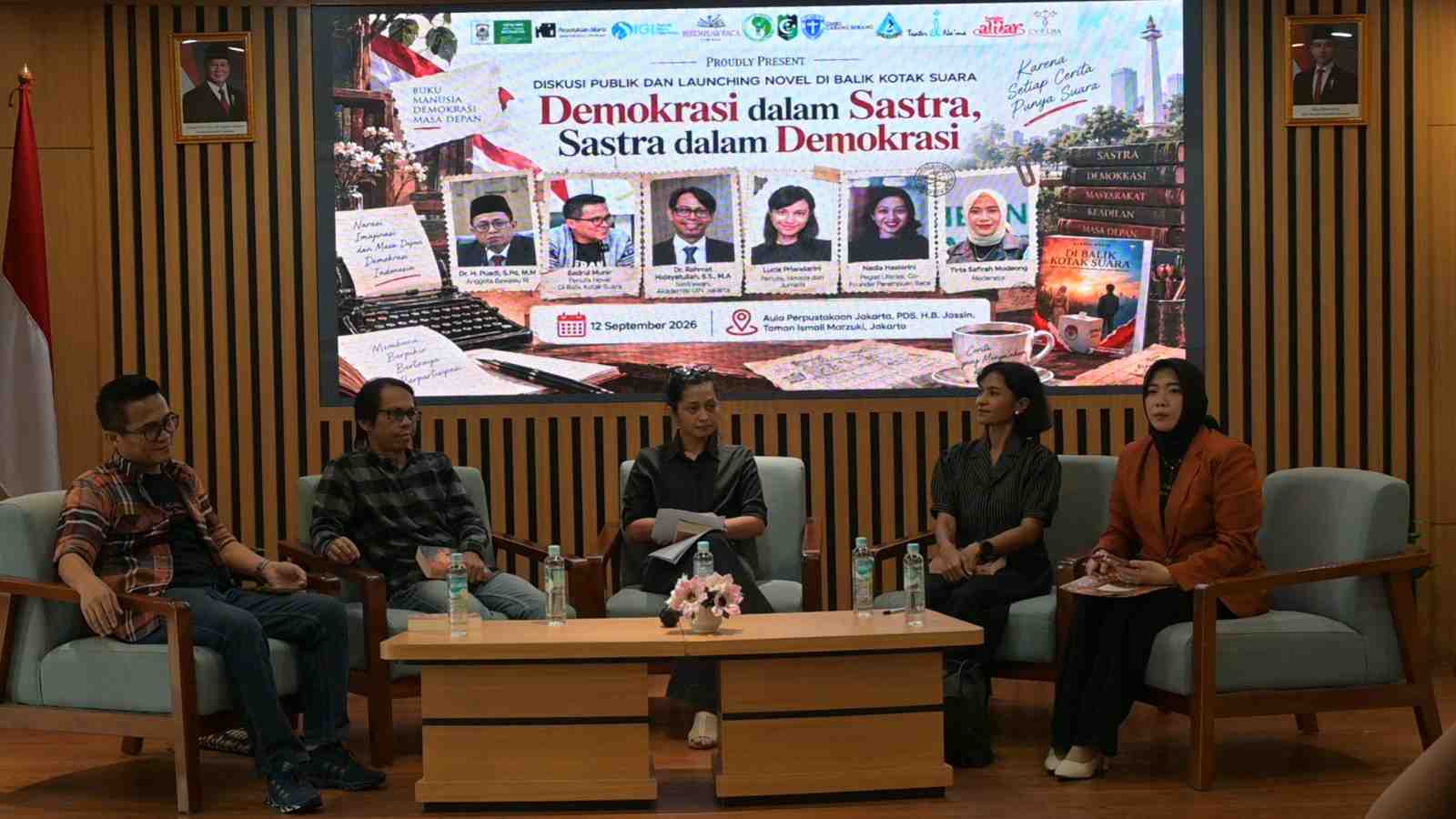 Novel “Di Balik Kotak Suara” karya Badrul Munir dibedah di TIM, mengulas demokrasi, sastra, dan integritas pengawasan pemilu Indonesia.