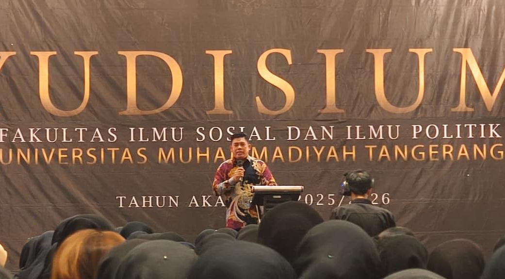 Rektor UMT Warsito menekankan akhlak, kompetensi, dan adaptasi kepada 363 lulusan FISIP UMT agar siap menghadapi perubahan zaman.