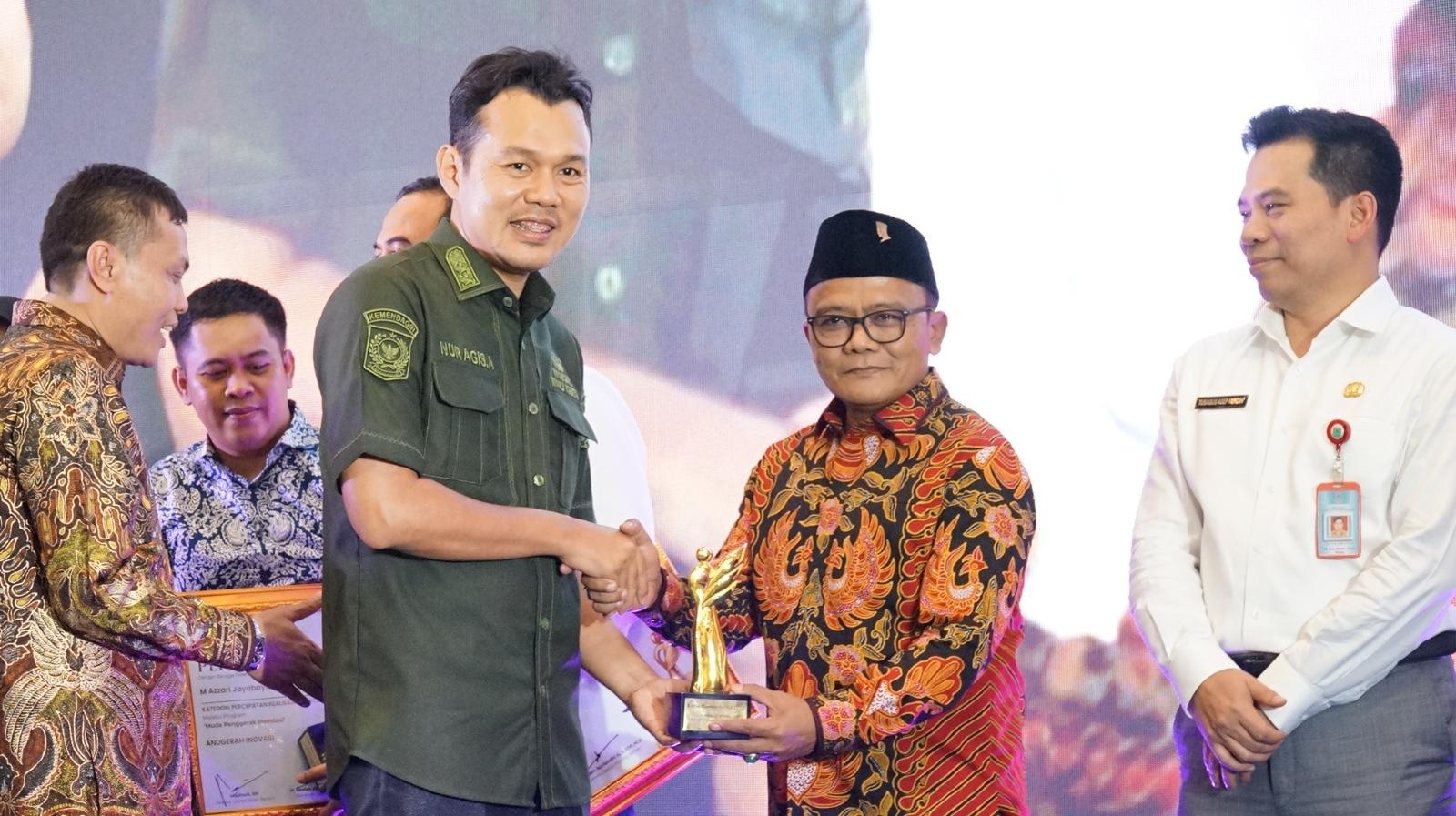 Kholid Ismail meraih Radar Banten Award 2026 atas kiprahnya mendukung UMKM dan mendorong promosi produk pelaku usaha melalui kolaborasi dengan media.
