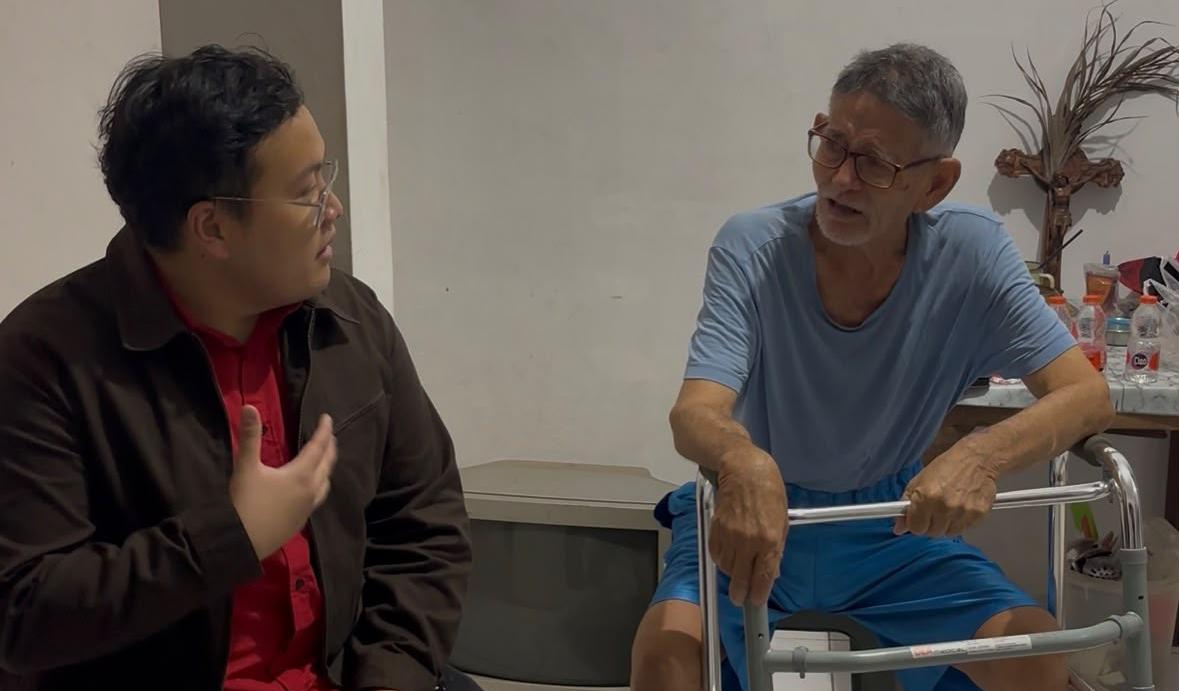 Abe menyambangi Beny di Kelapa Dua, Tangerang, yang masih sakit setelah rumahnya roboh, sekaligus menyerahkan bantuan dan menyoroti data bansos.